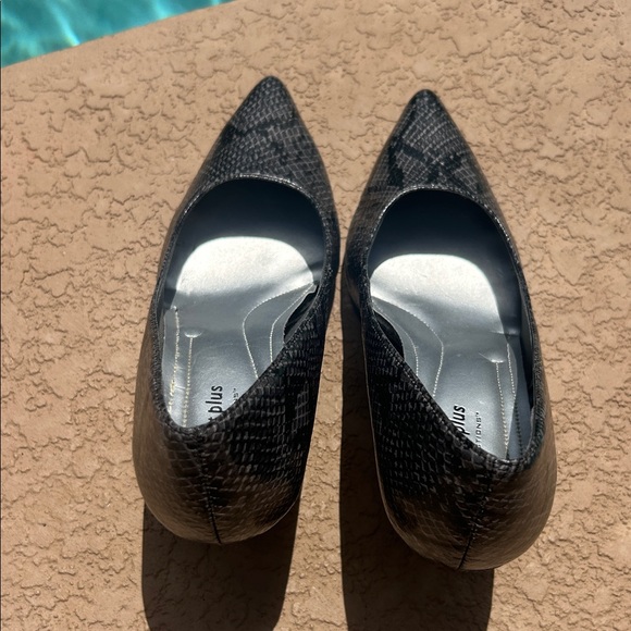 Comfort Plus by Predictions Black & Gray Faux Snakeskin Pumps Sz 9 - Picture 4 of 9